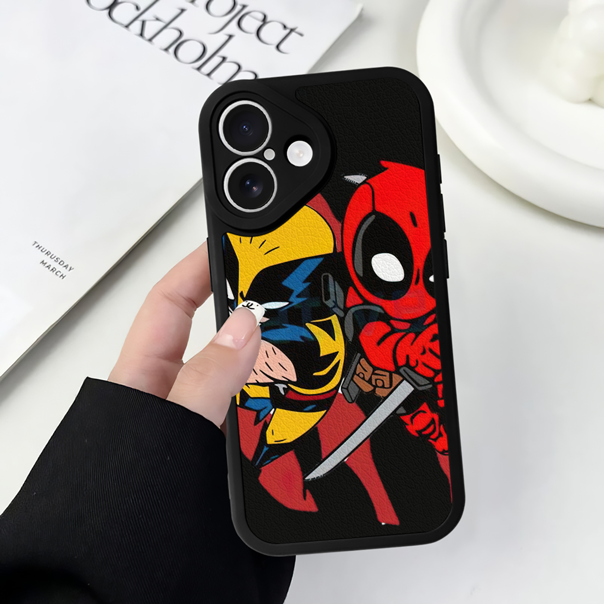（画像用） Deadpool デッドプール 【iPhone 16シリーズ対応】シリコンスマホケース（レザー調） 材質：シリコン